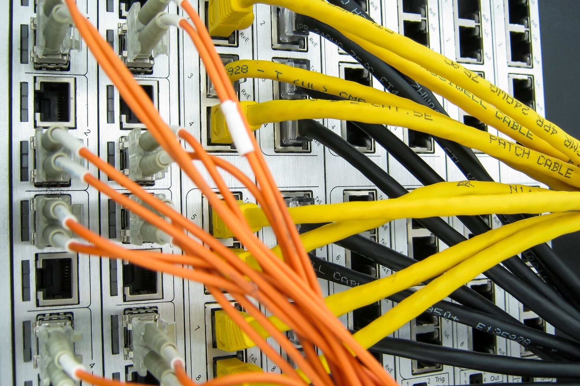 What level of network connectivity and bandwidth options are available at colocation facilities?