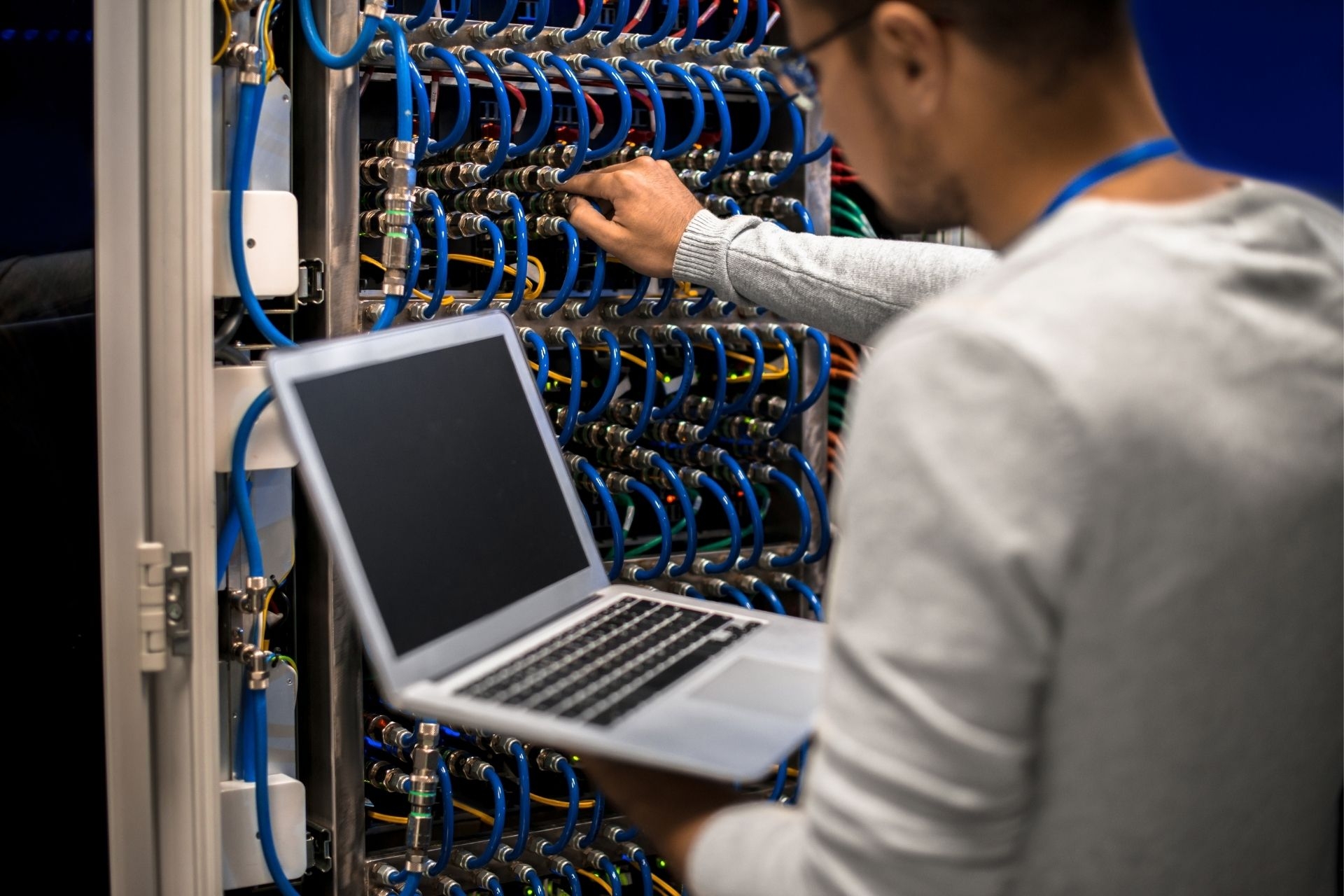 How does IPv6 support larger packet sizes compared to IPv4?