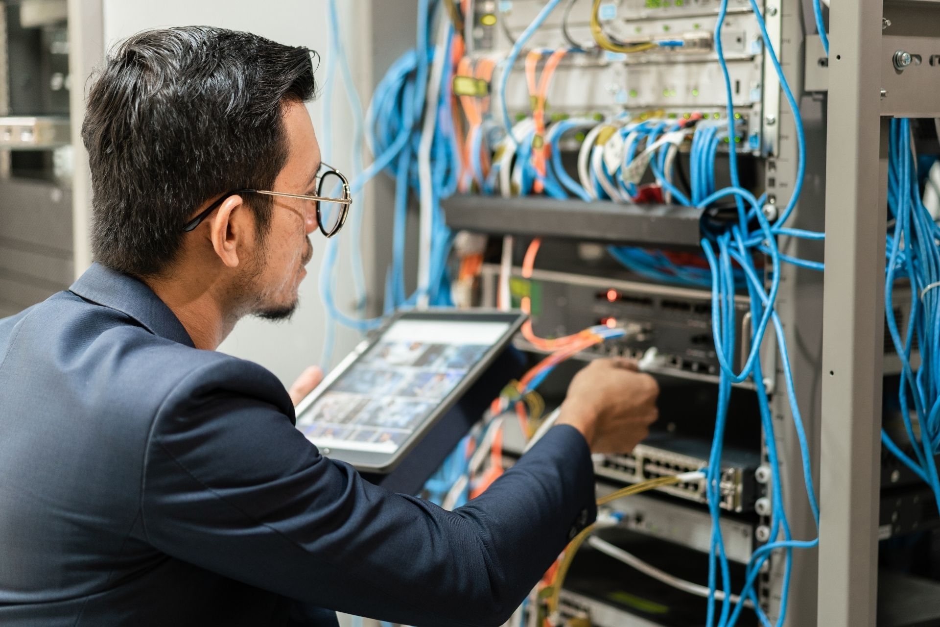 Can redundant network links prevent network downtime during maintenance?