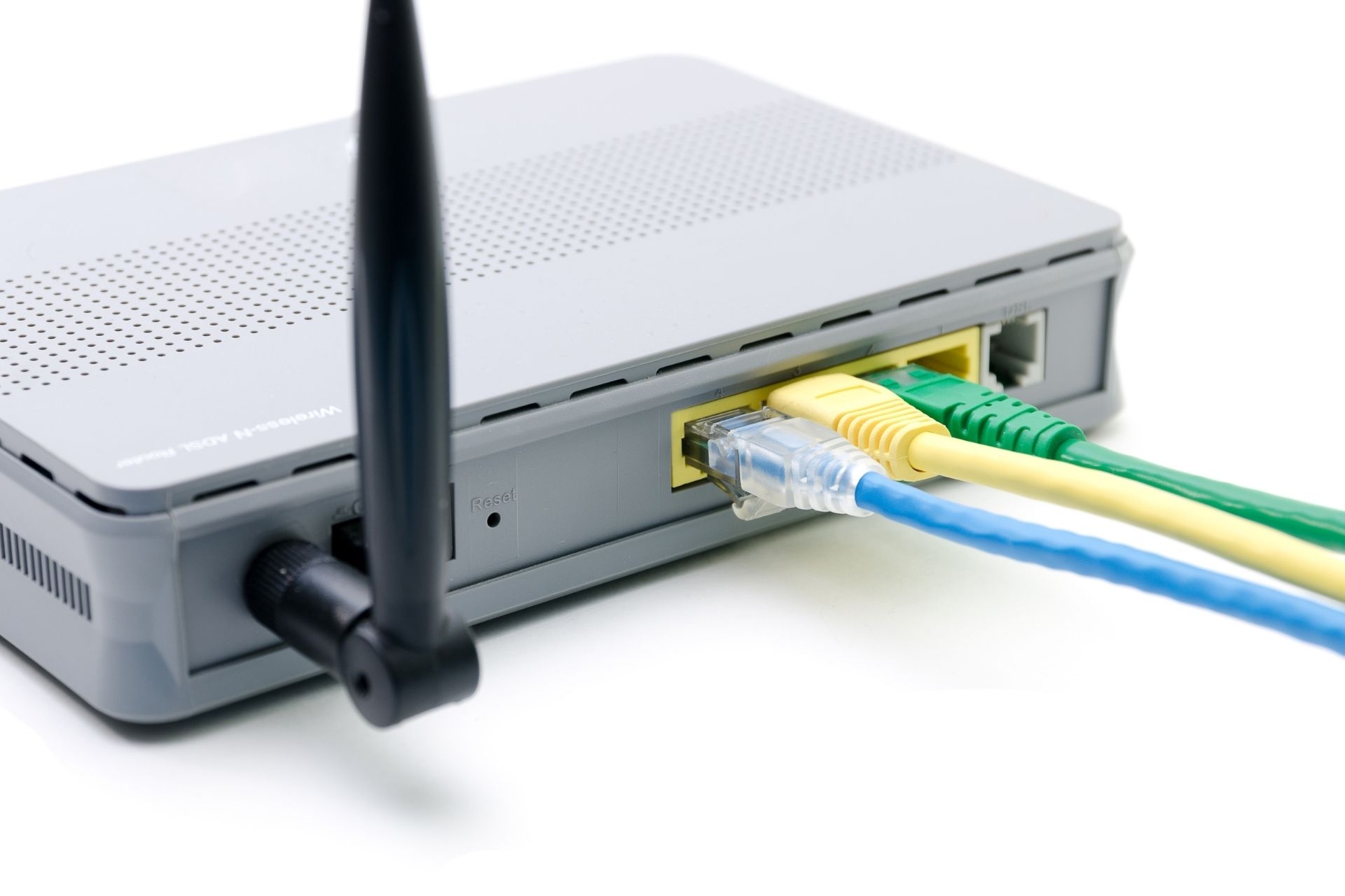 Are there any drawbacks or limitations to using redundant network links in a network setup?